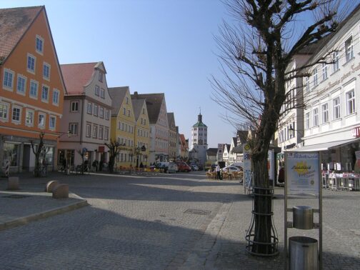 Marktplatz von Günzburg mit Blick auf das Untere Tor