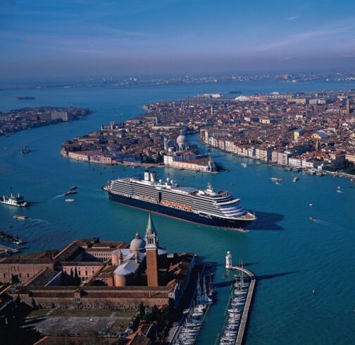 Kreuzfahrtschiff der Holland America Line in Venedig