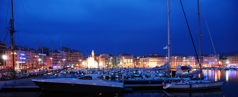 Hafen von Marseille bei Nacht