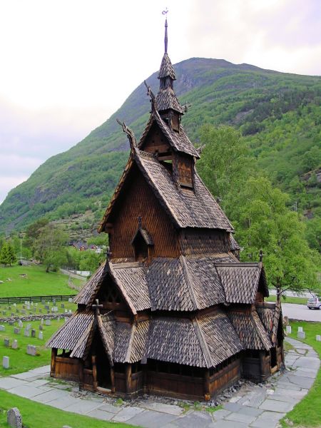 Eines der ältesten Holzgebäude Europas – die Stabkirche von Borgund in Lærdal