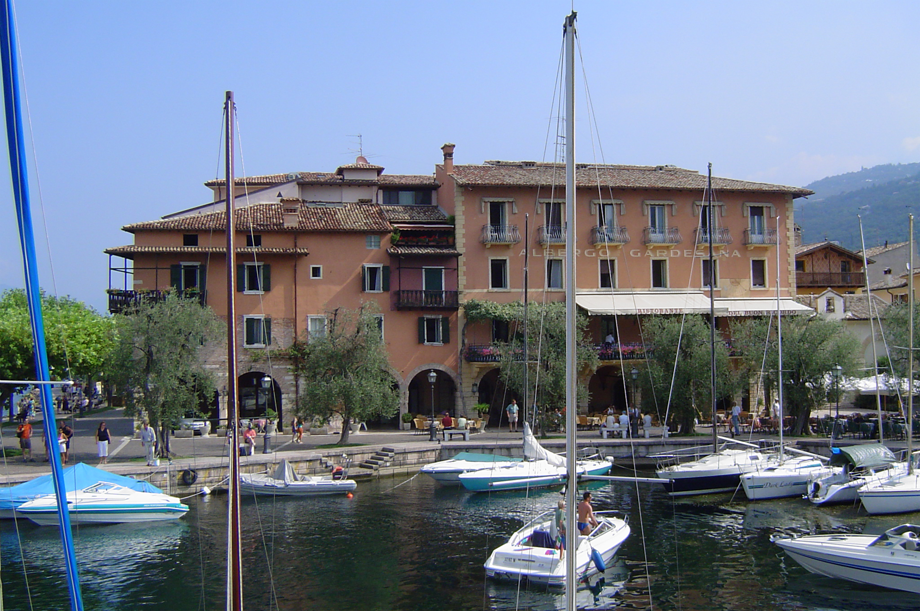 Der Hafen von Torre del Benaco am Ostufer des Gardasees