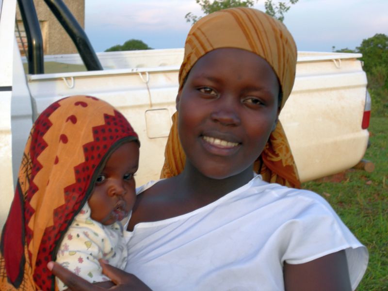 Frau aus Uganda mit ihrem Kind