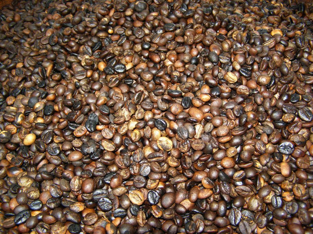 Frische, geröstete Kaffeebohnen