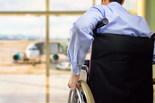 Rollstuhlfahrer am Flughafen
